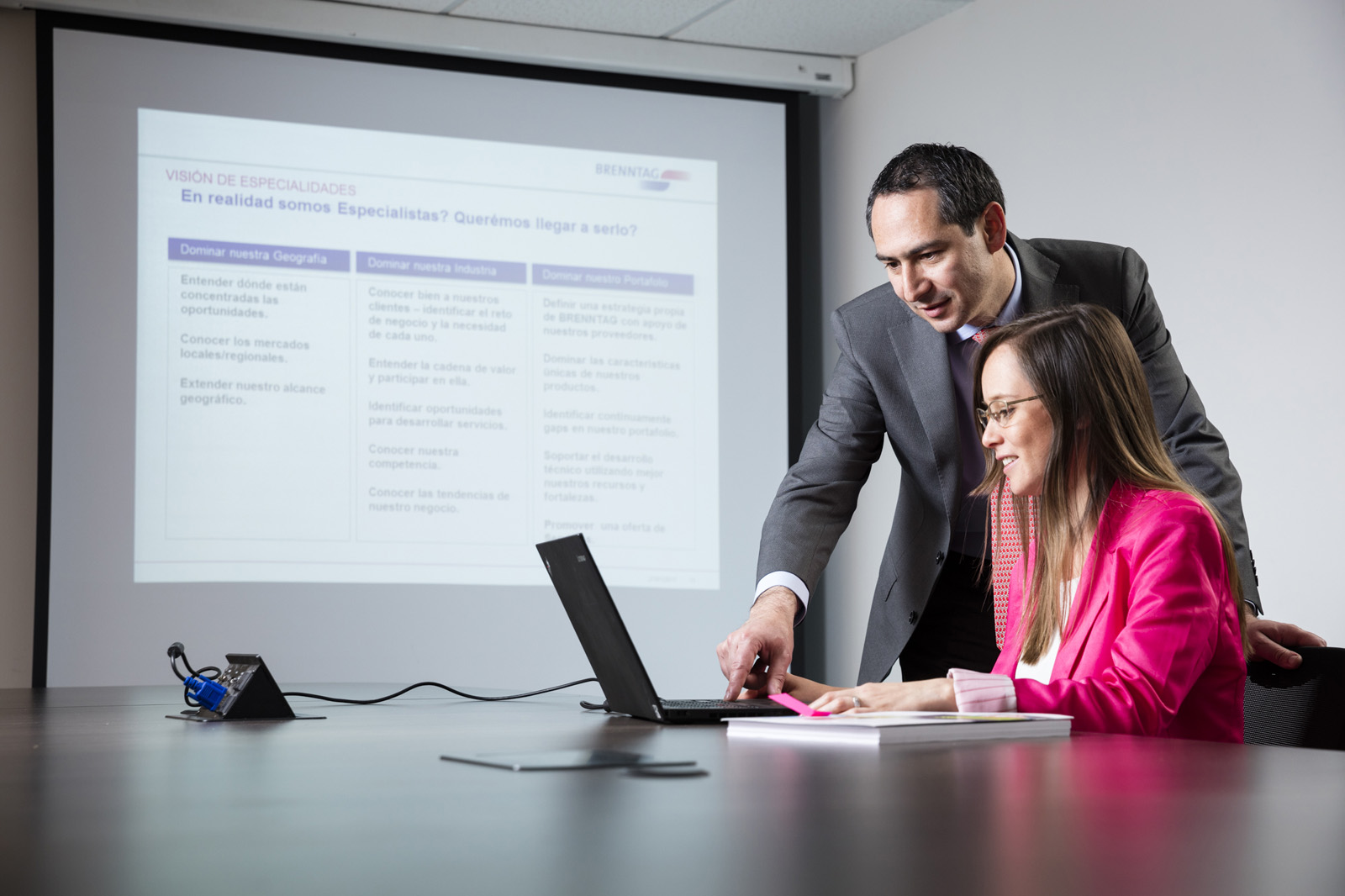 Corporate Fotografie (Unternehmensdarstellung): Fotoproduktion für den Brenntag AG Geschäftsbericht - Mitarbeiter im Arbeitsumfeld © Portraitfotograf Christian O. Bruch Hamburg