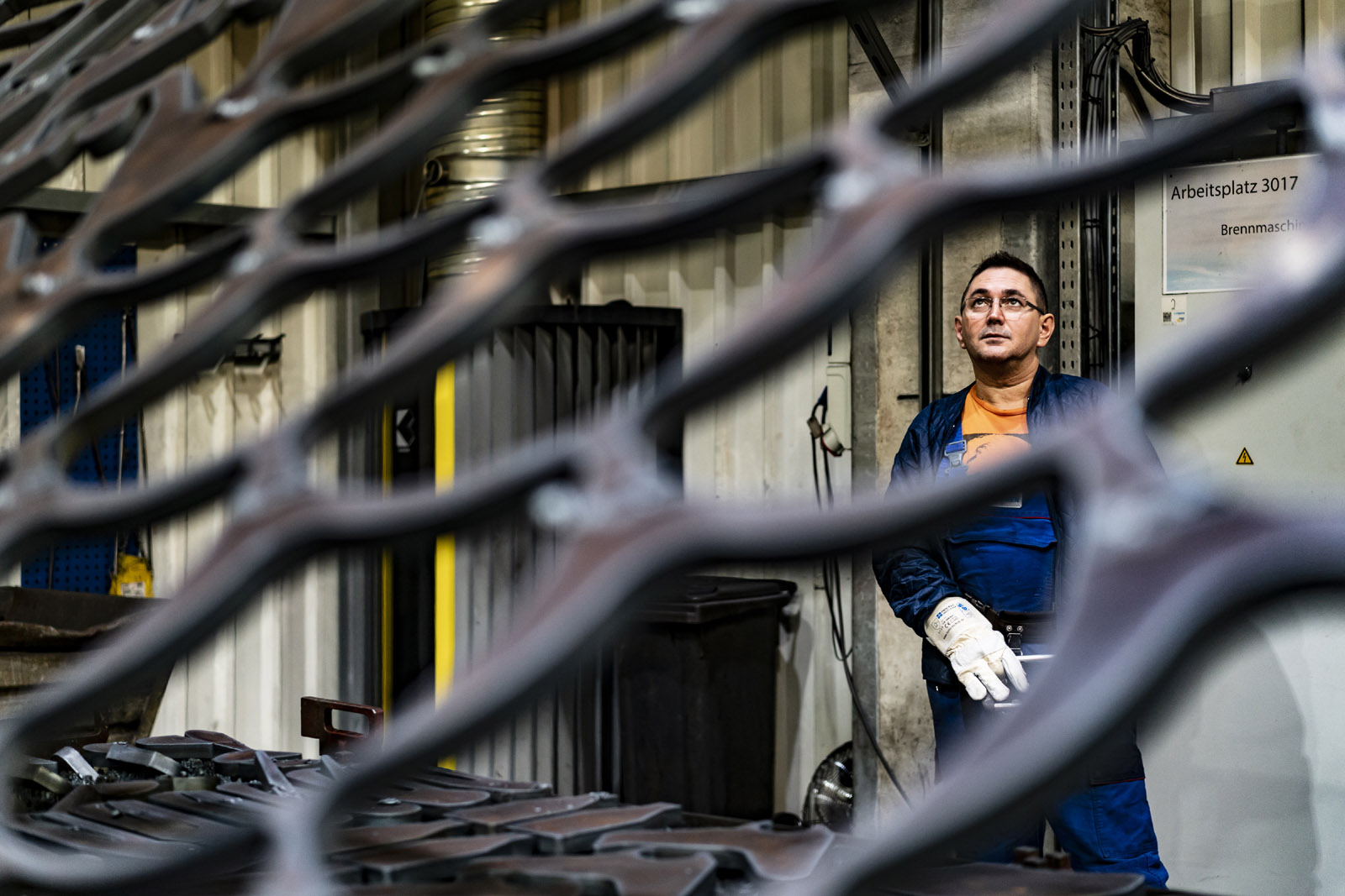 Corporate Fotografie: Industriefotografie für LEMNKEN - Mitarbeiter bei Arbeitsprozesse © Corporate-Portait Fotograf Thorsten Schmidtkord Düsseldorf