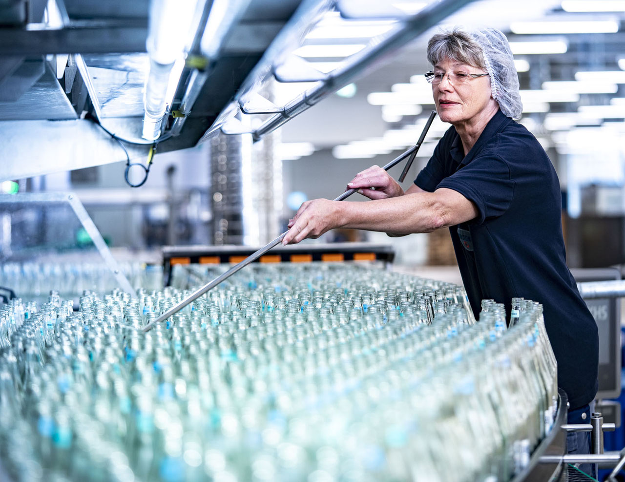 Corporate Foto: Produktionsprozesse, Arbeitsprozesse und Mitarbeiter am Arbeitsplatz für den Gerolsteiner Nachhaltigkeitsbericht- Corporate & Industrial Photography. Fotografiert vom Industriefotografen Thorsten Schmidtkord - Düsseldorf.