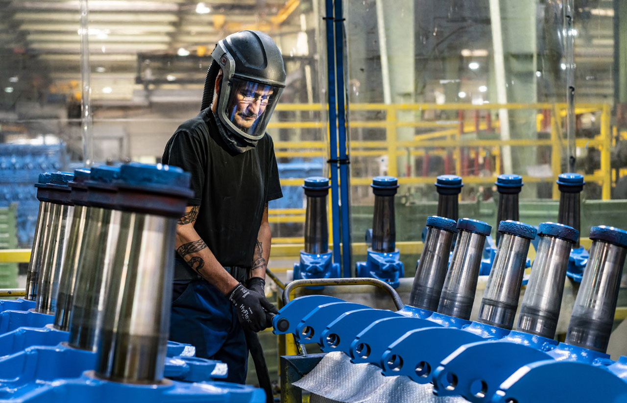 Industriefotografie für LEMNKEN - Arbeitsprozesse: Mitarbeiter an der Maschine im Unternehmen - Corporate & Industrial Photography © Industriefotograf Thorsten Schmidtkord Düsseldorf