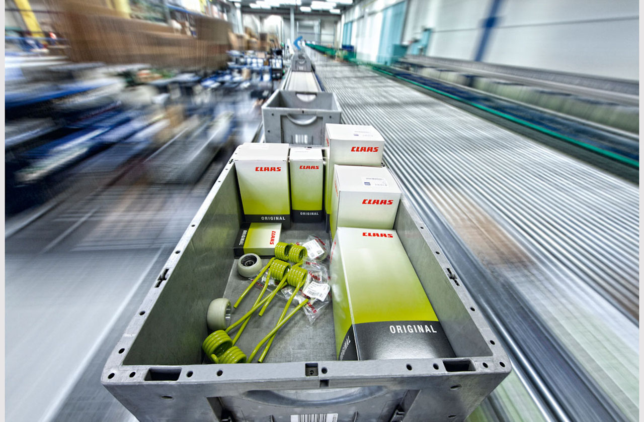 Industriefotografie: Transportband im CLAAS Logistik Zentrum - Corporate & Industrial Photography © Industriefotograf Thorsten Schmidtkord Düsseldorf
