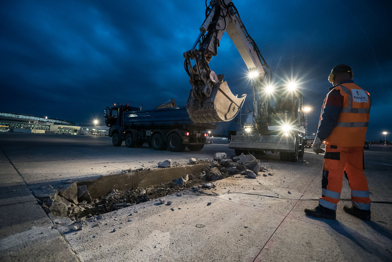 Industriefotografie: Mitarbeiter - Visualisierung von Arbeitsprozessen für Eurovia Flughafen - Corporate & Industrial Photography © Industriefotograf Thorsten Schmidtkord Düsseldorf