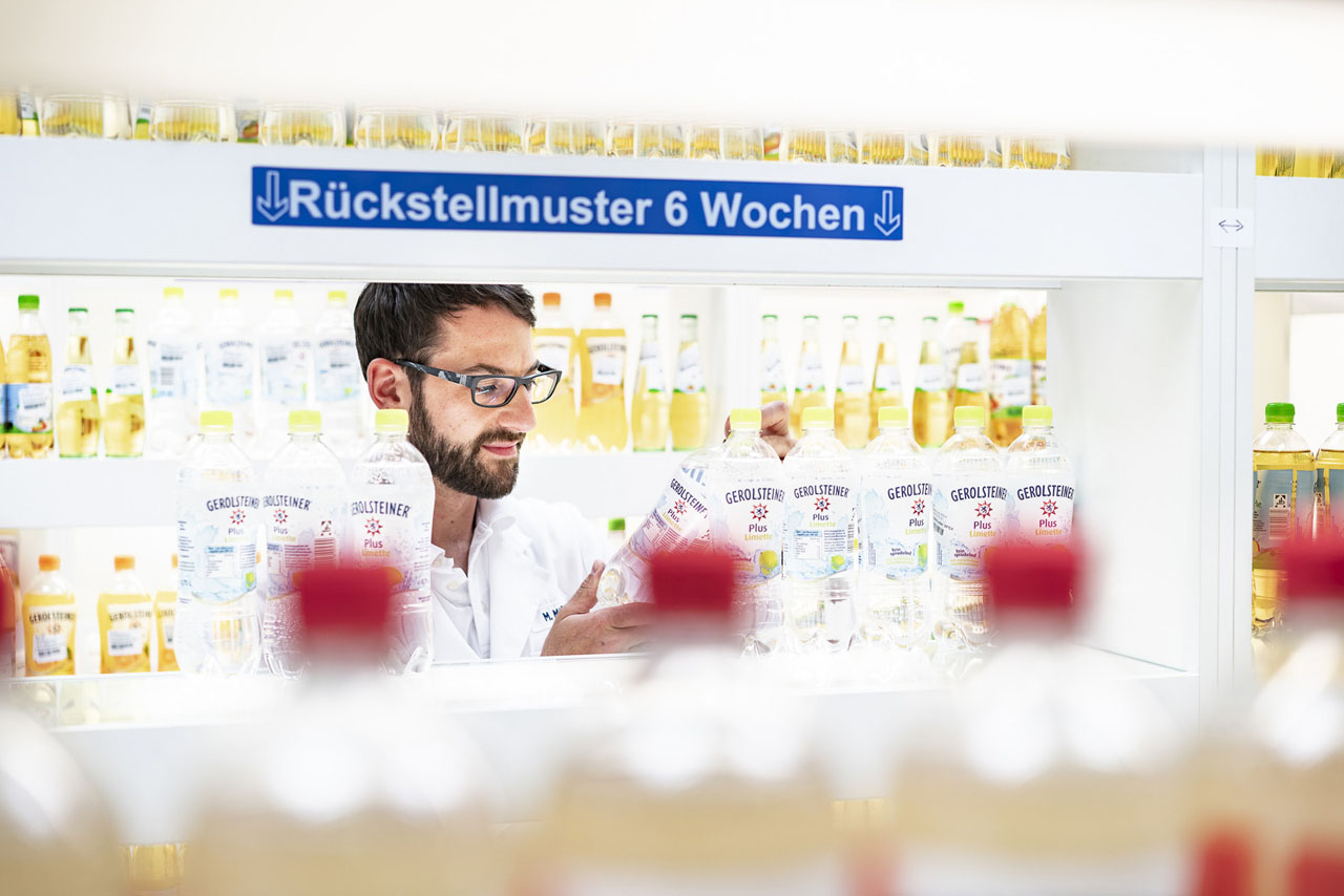 Corporate Industriefotografie Arbeitsprozesse und Mitarbeiter am Arbeitsplatz für den Gerolsteiner Nachhaltigkeitsbericht- Corporate & Industrial Photography. Fotografiert vom Industriefotografen Thorsten Schmidtkord - Düsseldorf.