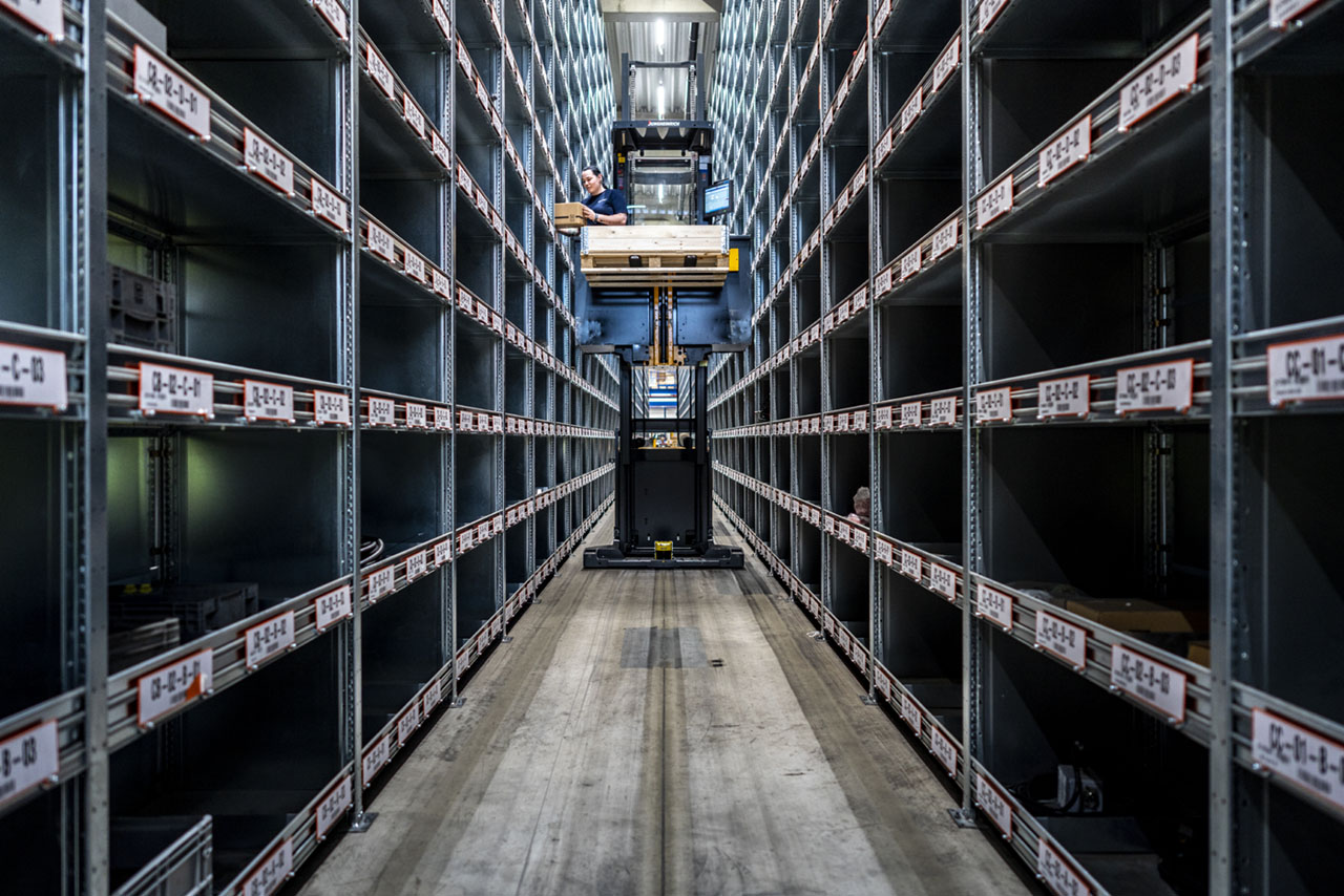 industriefotografie für den Baumaschinenhersteller Wirtgen Group: Bildmotiv zum Thema Customer Support, hier Lager & Logistik - Industriefotograf Thorsten Schmidtkord Düsseldorf.