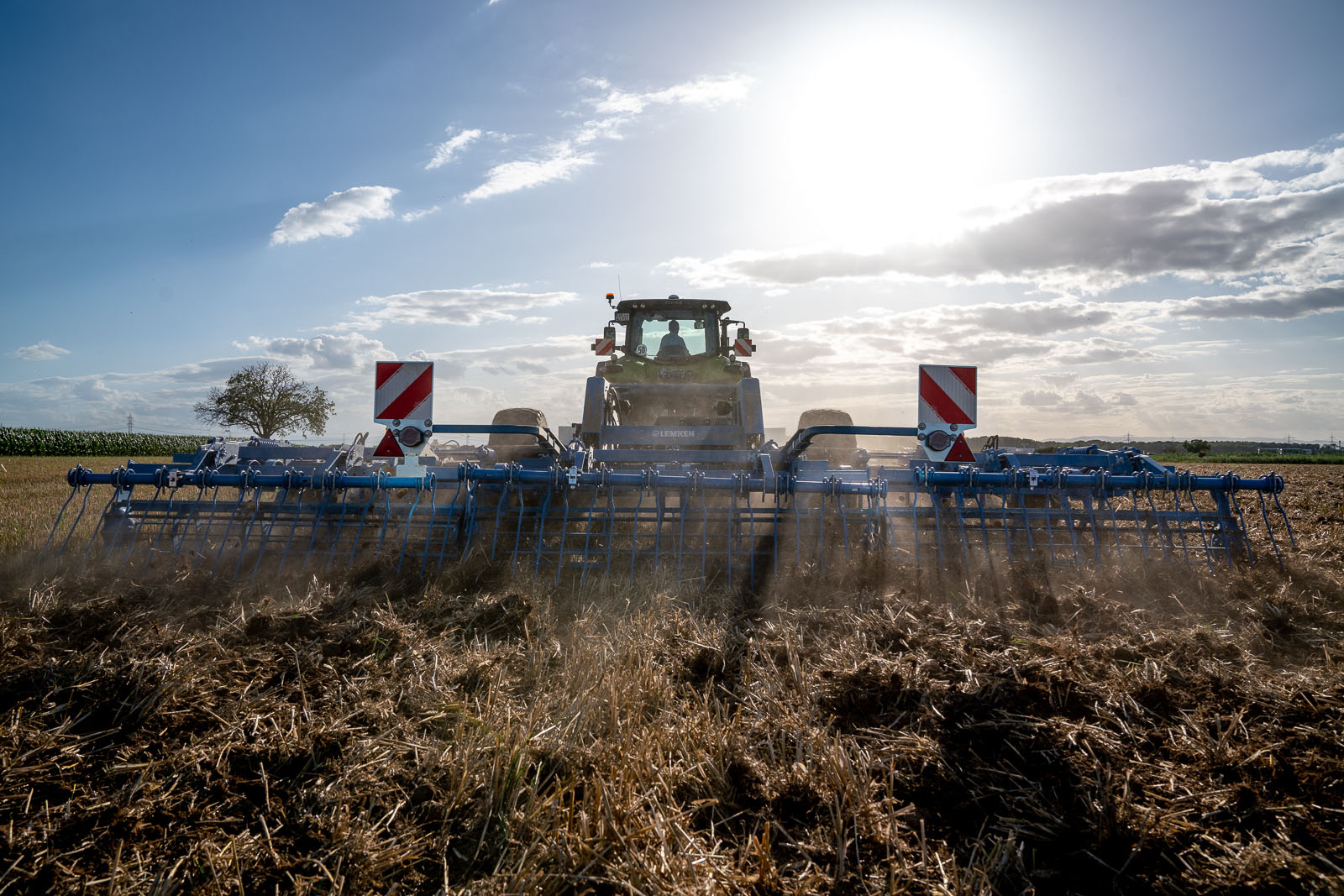 Corporate Industriefotografie  |   Landwirtschaft  |   Motiv einer Landmaschine von LEMKEN. Industriefotograf Thorsten Schmidtkord Düsseldorf. #industriefotografie #fotografie #airshots #luftaufnahme #landwirtschaft #landtechnik #landmaschinen #bodenbearbeitung #pflanzenproduktion #fahrzeuge #natur #umwelt #dokumentation #felder #pflanzenschutz #landschaftspflege #erntegut #düngen #düngung #saatgut #traktoren #pflüge #sämaschinen #transport #obstbau #obstanbau #weinbau #weinanbau #bodenbearbeitung