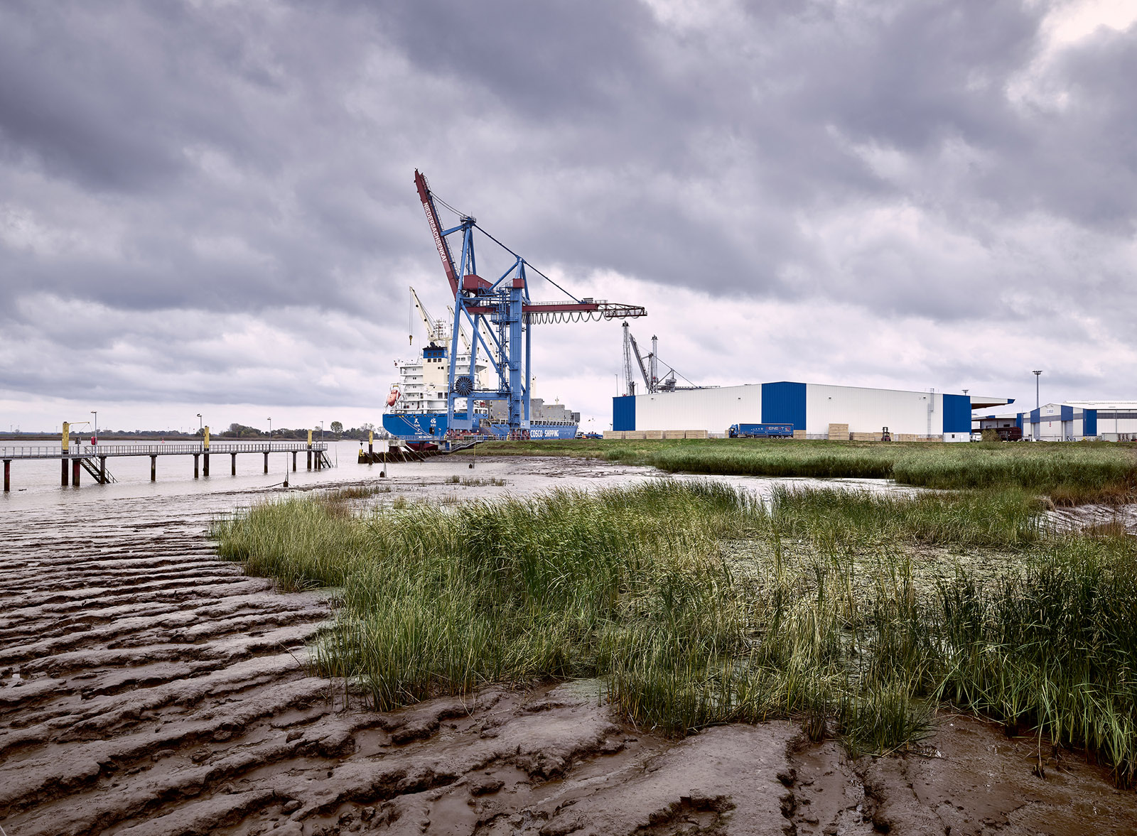 Mit 15 Hafenstandorten ist Niedersachsen Ports der größte Betreiber öffentlicher Seehäfen in Deutschland. Für den aktuellen Nachhaltigkeitsbericht, mit vielen Infos über Fortschritt und Entwicklung in seinen Häfen, beauftragte Niedersachsen Ports erneut den Corporate Spezialisten Christian O. Bruch, dafür Motive aus der Unternehmenswelt zu visualisieren. Für einige davon hat der Fotograf immer wieder eine ganz besondere Interpretation: Dann kombiniert er die bemerkenswerte Hafenszenerie oder auch unternehmensspezifische Motive mit der Faszination der Blauen Stunde. Damit entwickelte Christian O. Bruch einen ganz eigenen Bildstil für den Corporate Bilderpool und eröffnet so den Stakeholdern von Niedersachsen Ports einen ganz besonderen Blick auf das Unternehmen.