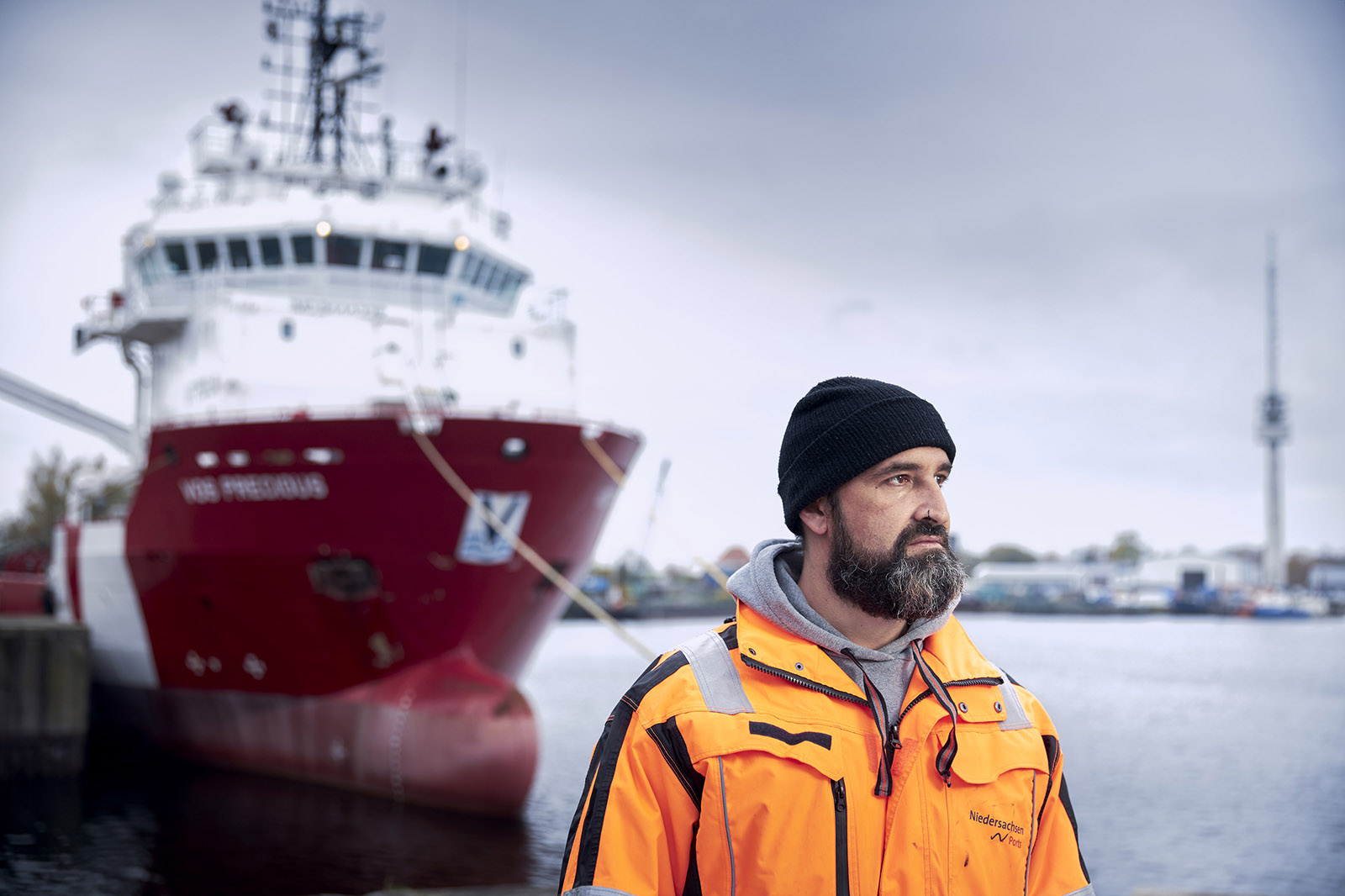 Mit 15 Hafenstandorten ist Niedersachsen Ports der größte Betreiber öffentlicher Seehäfen in Deutschland. Für den aktuellen Nachhaltigkeitsbericht, mit vielen Infos über Fortschritt und Entwicklung in seinen Häfen, beauftragte Niedersachsen Ports erneut den Corporate Spezialisten Christian O. Bruch, dafür Motive aus der Unternehmenswelt zu visualisieren. Für einige davon hat der Fotograf immer wieder eine ganz besondere Interpretation: Dann kombiniert er die bemerkenswerte Hafenszenerie oder auch unternehmensspezifische Motive mit der Faszination der Blauen Stunde. Damit entwickelte Christian O. Bruch einen ganz eigenen Bildstil für den Corporate Bilderpool und eröffnet so den Stakeholdern von Niedersachsen Ports einen ganz besonderen Blick auf das Unternehmen.