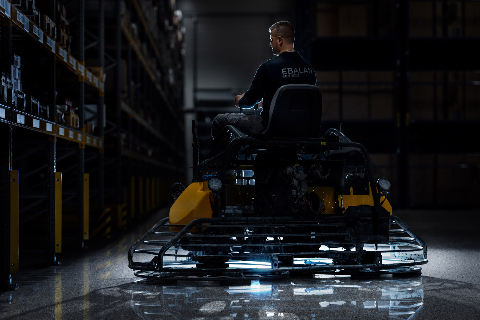 Industriefotografie vom Fotografen Thorsten Schmidtkord, hier Mitarbeiter der EBALAN Floor Systems GmbH in der Arbeitssituation, im Arbeitsumfeld, mit Maschinen  |   Corporate Experten Foto + Video - EXPOSE Düsseldorf Hamburg Berlin